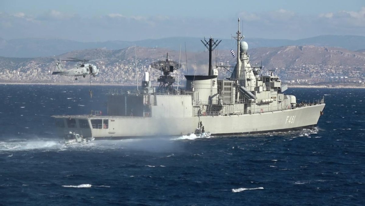 Военный корабль в Греции