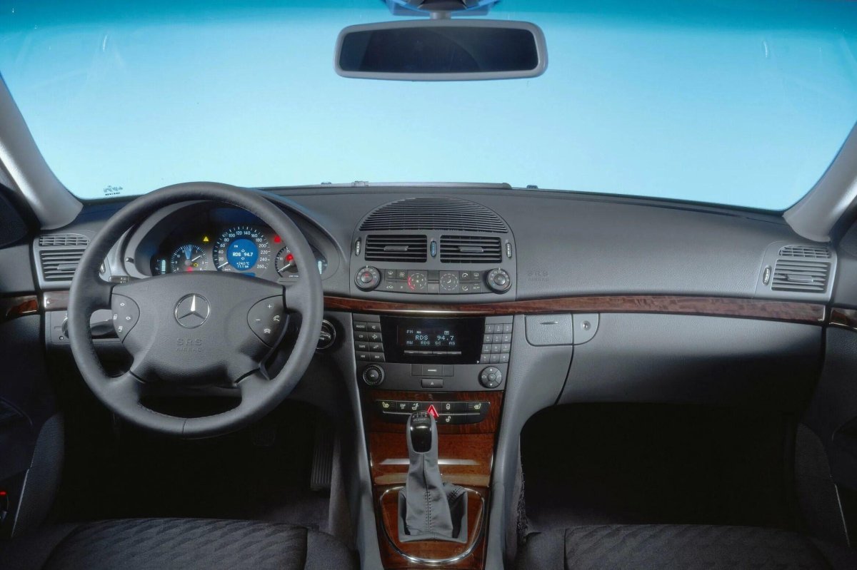 W211 2002 салон