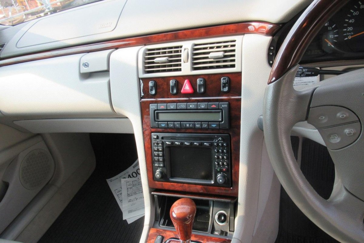 W210 Мерседес в комплектации Элеганс что находится в прикуривателе