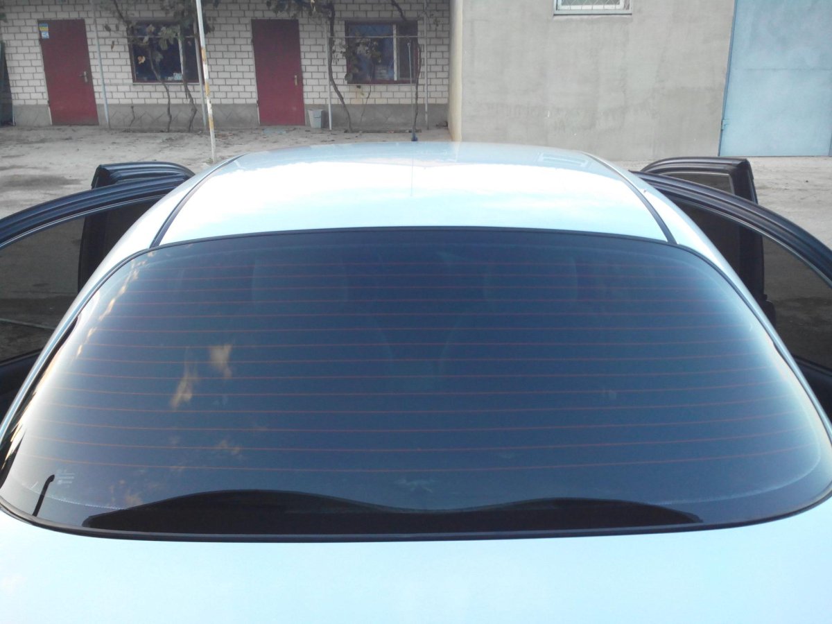 Заднее стекло автомобиля