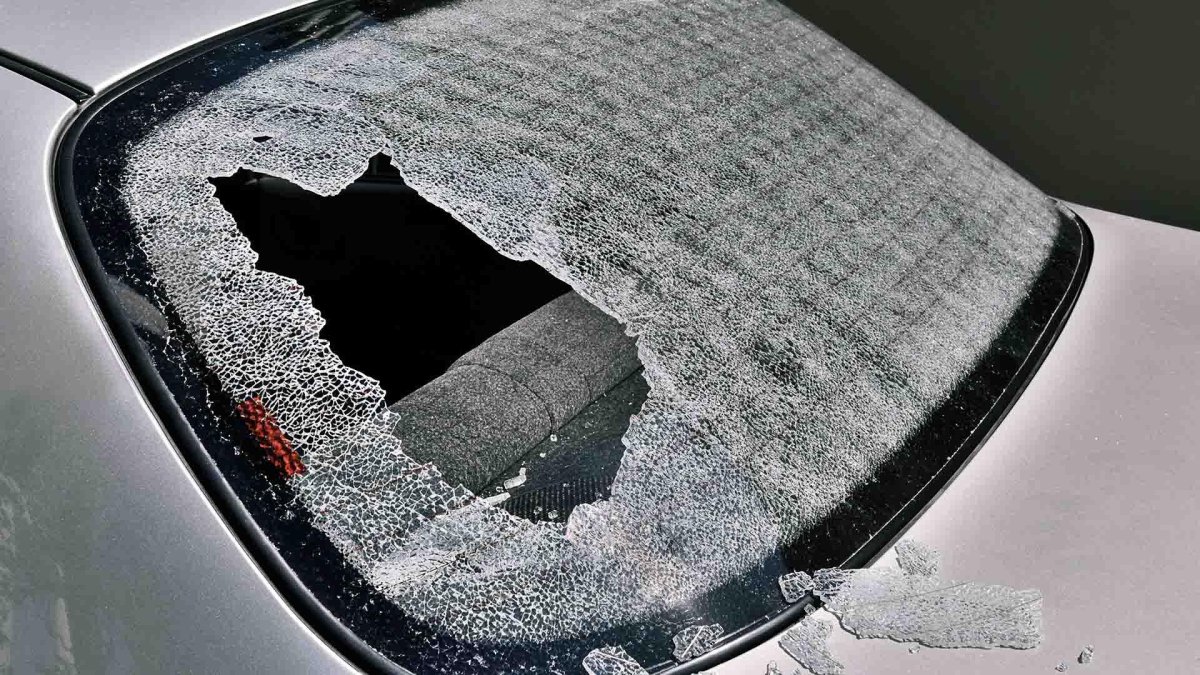 Разбитое заднее стекло