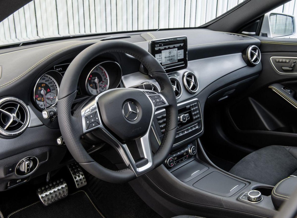 Mercedes-Benz CLA седан (CLA 200)