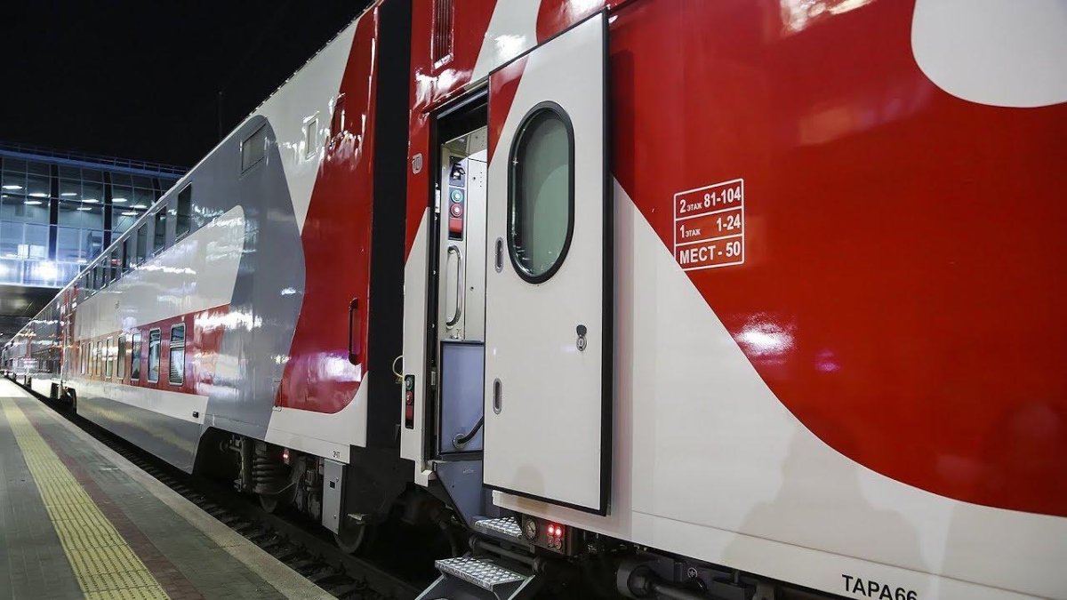 Двухэтажный поезд РЖД Адлер