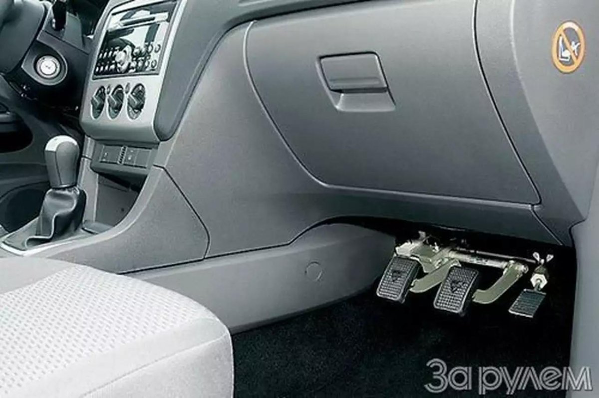 Учебные машины автошкол педали