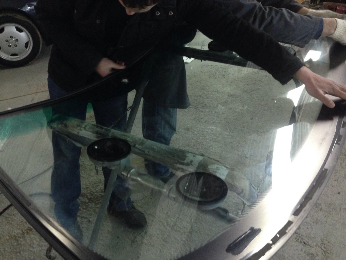 Вклеивают лобовое на BMW