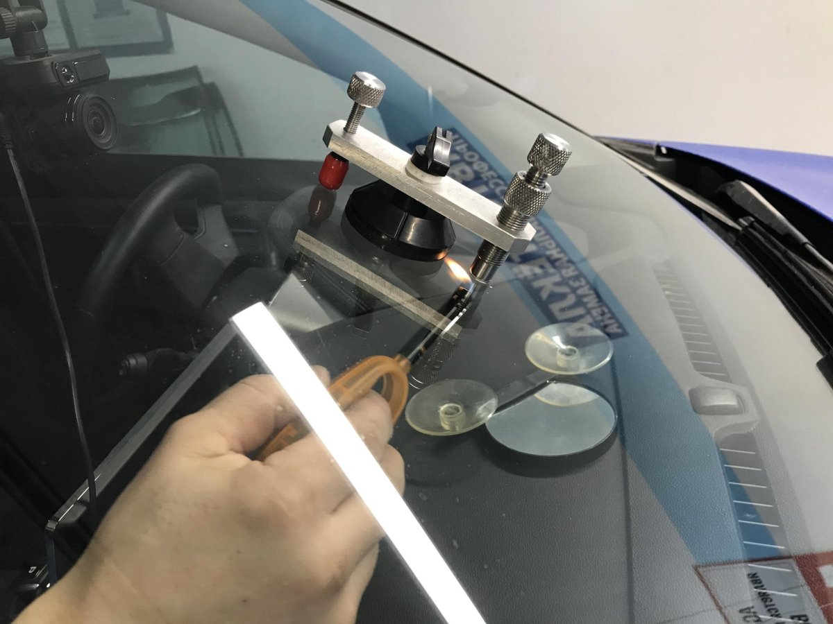 Ремонт сколов и трещин на лобовом стекле