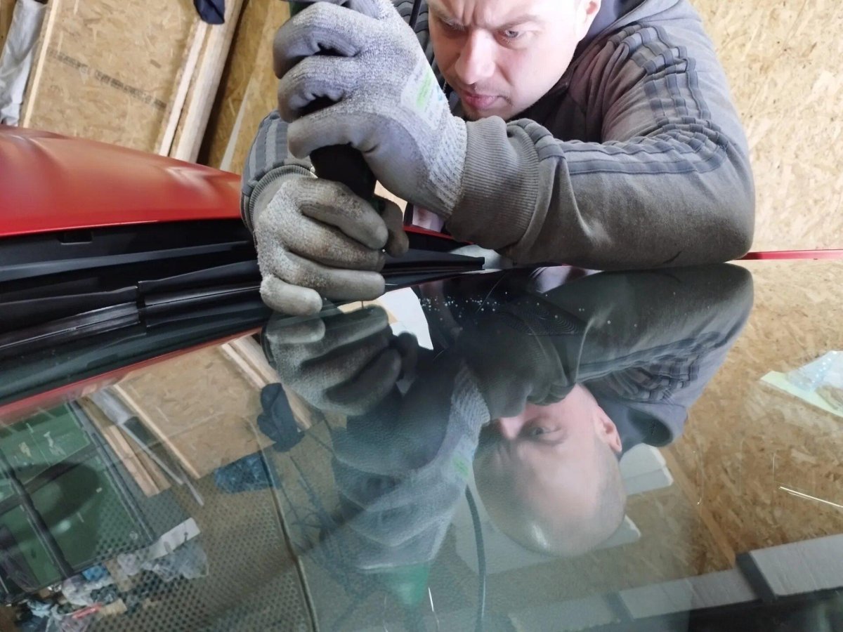 Ремонт скола заднего фонаря автомобиля