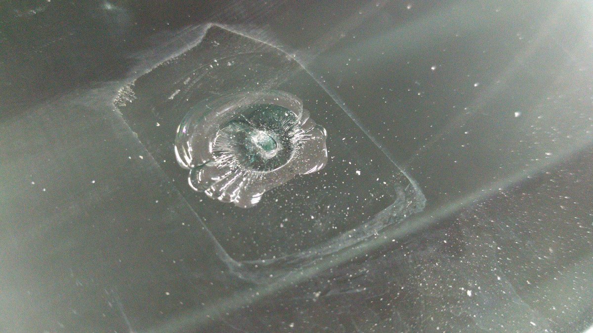 Скол от камня на лобовом стекле