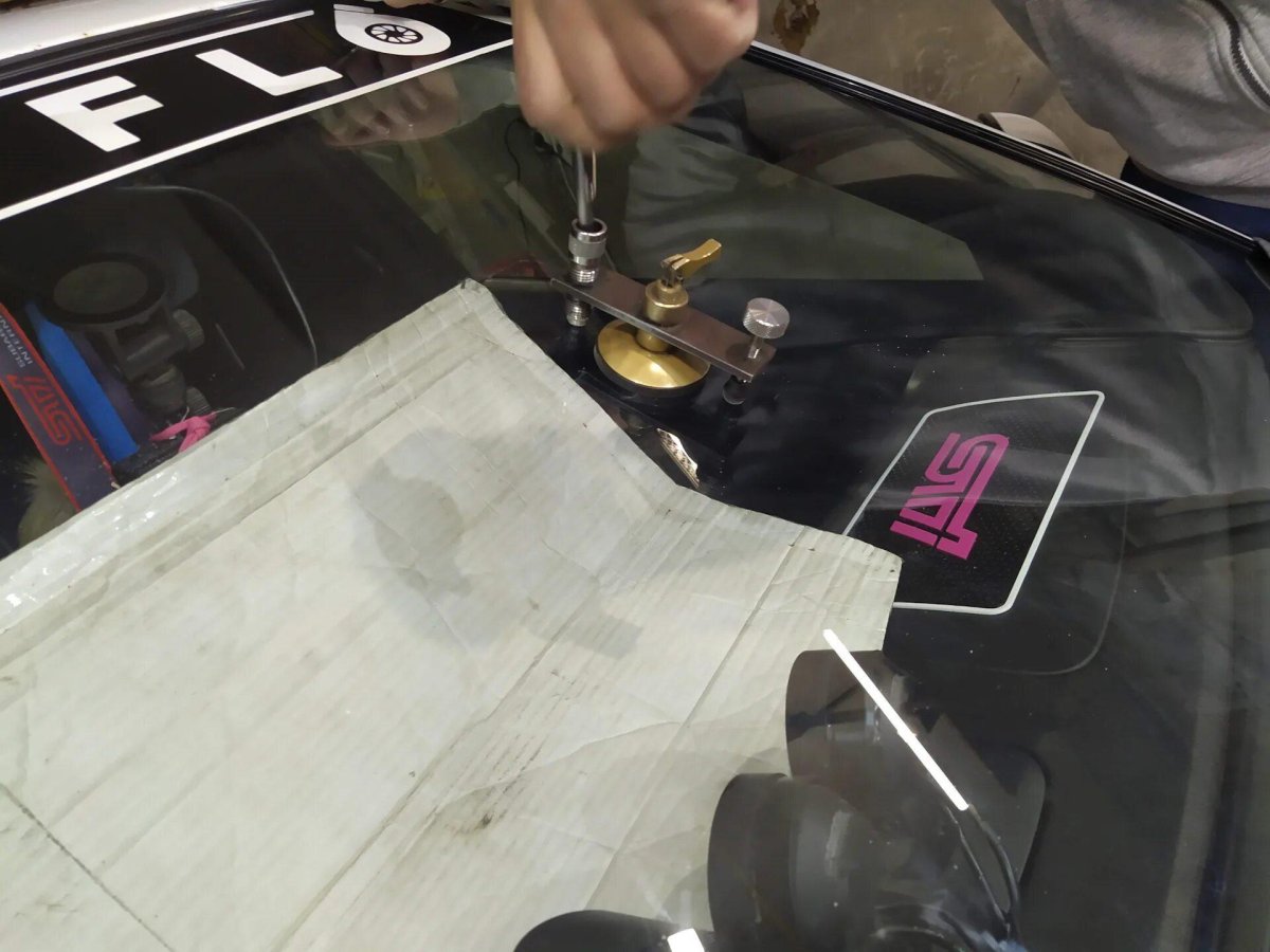 Сколы и трещины на лобовом стекле