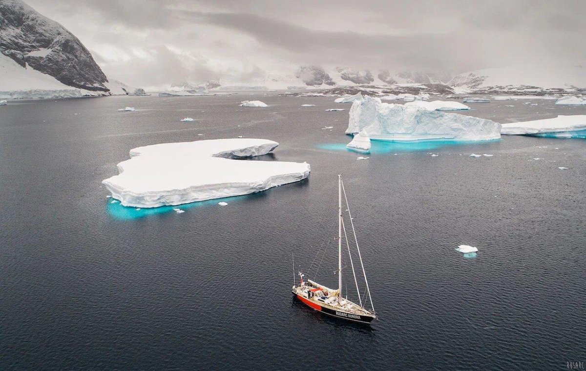 Затонувшая яхта в Антарктиде