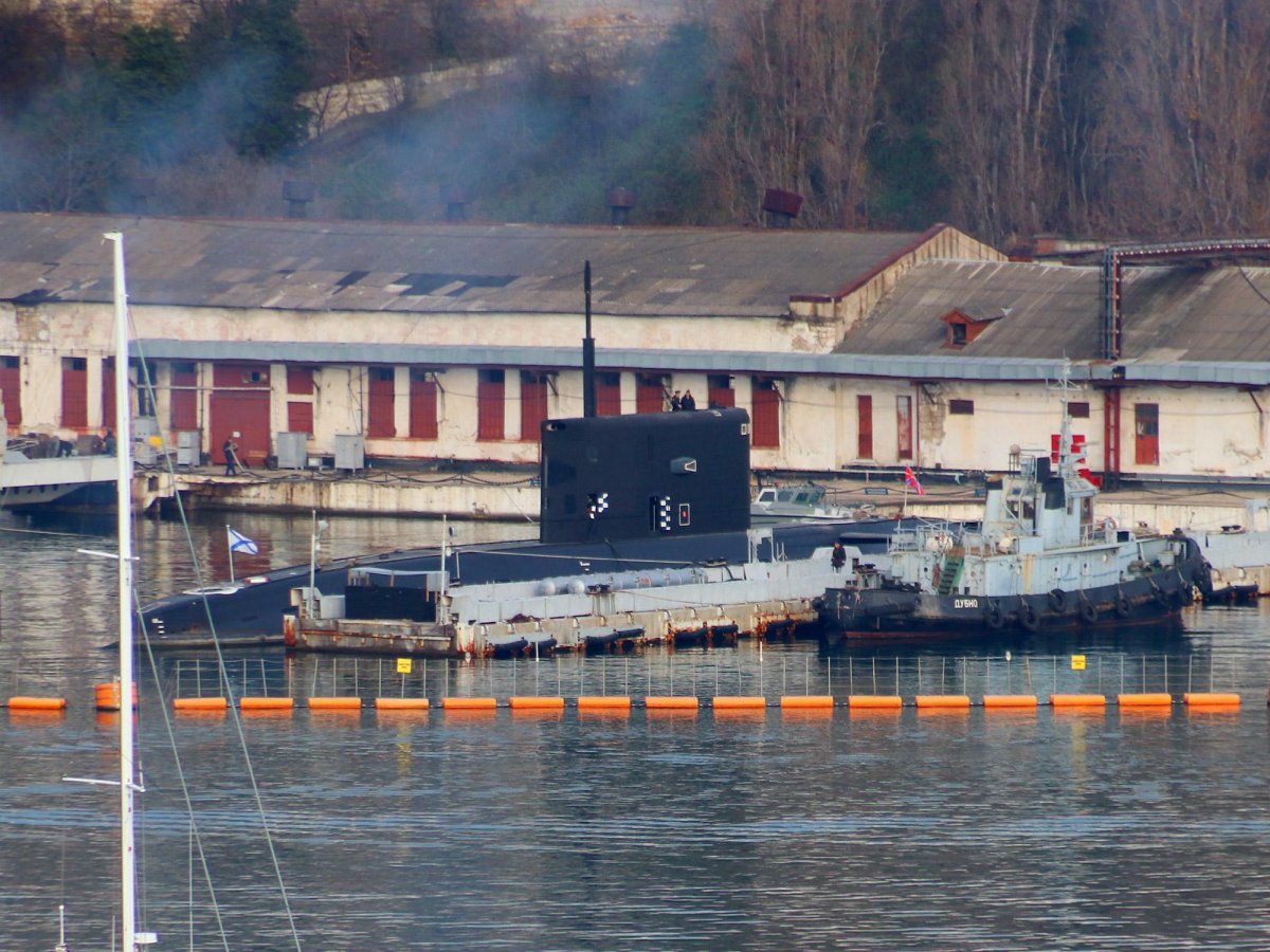 Подводная лодка у причала