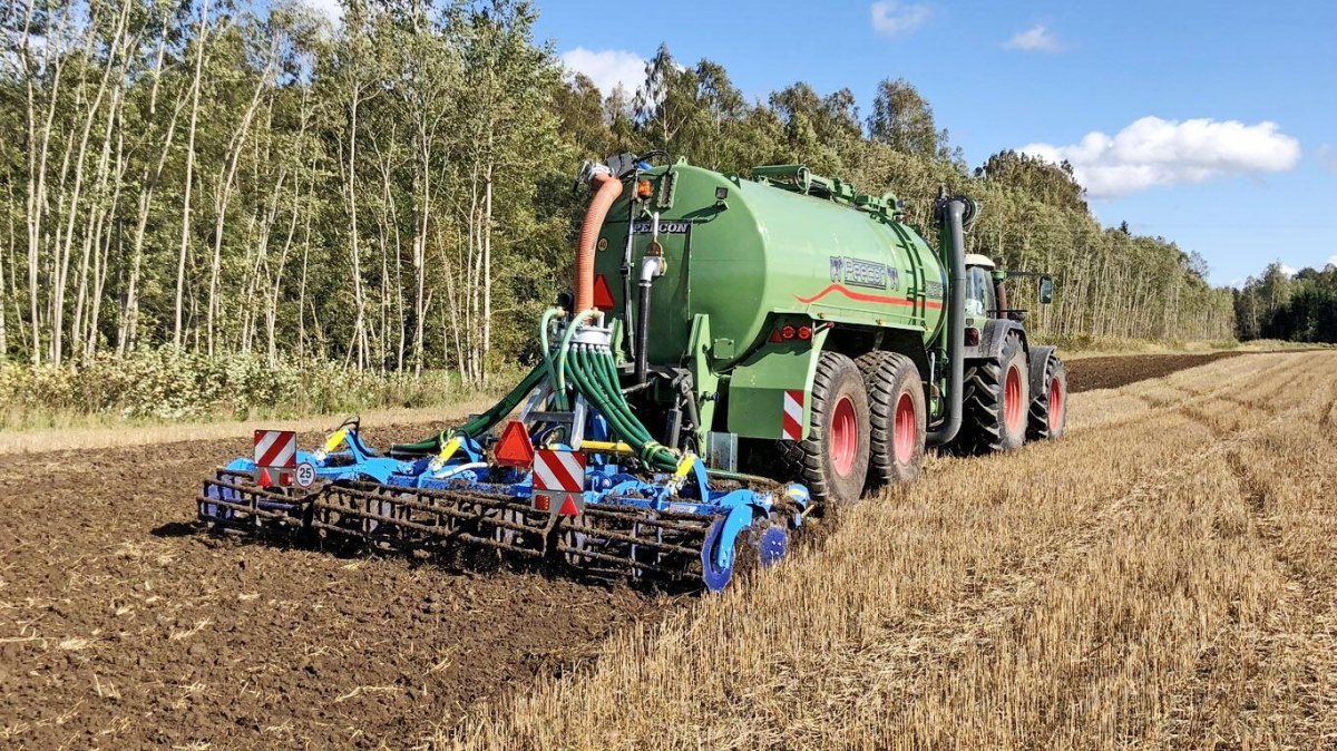 Внесение удобрений в почву