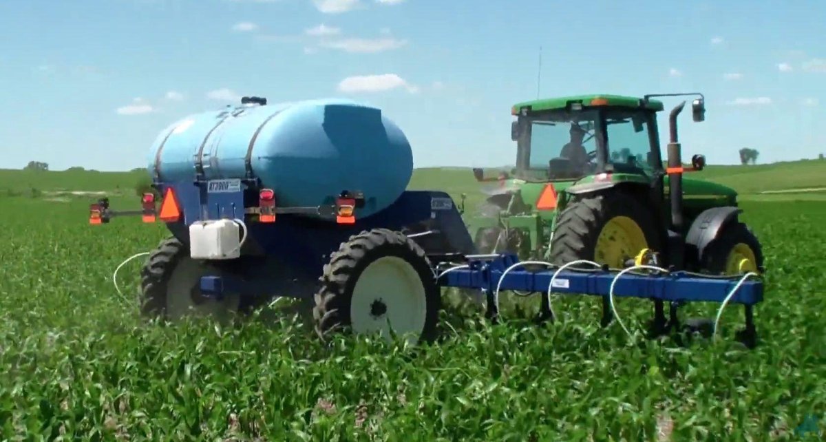 МТЗ 82 С опрыскивателем Амазон