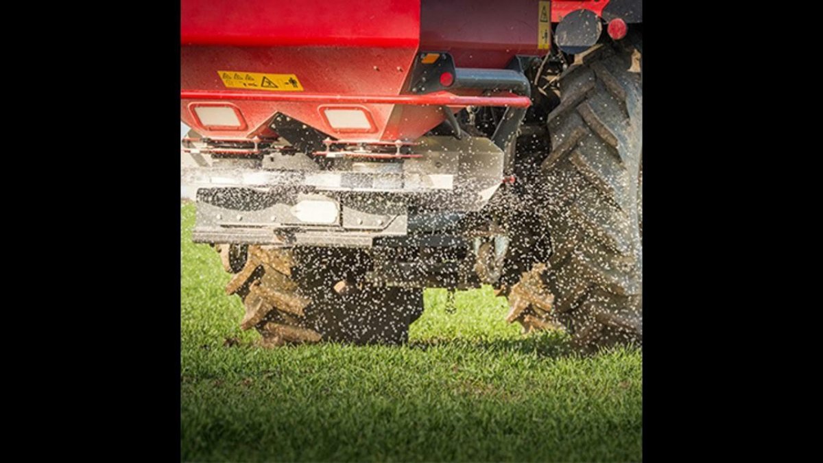 Разбрасыватель удобрений для трактора