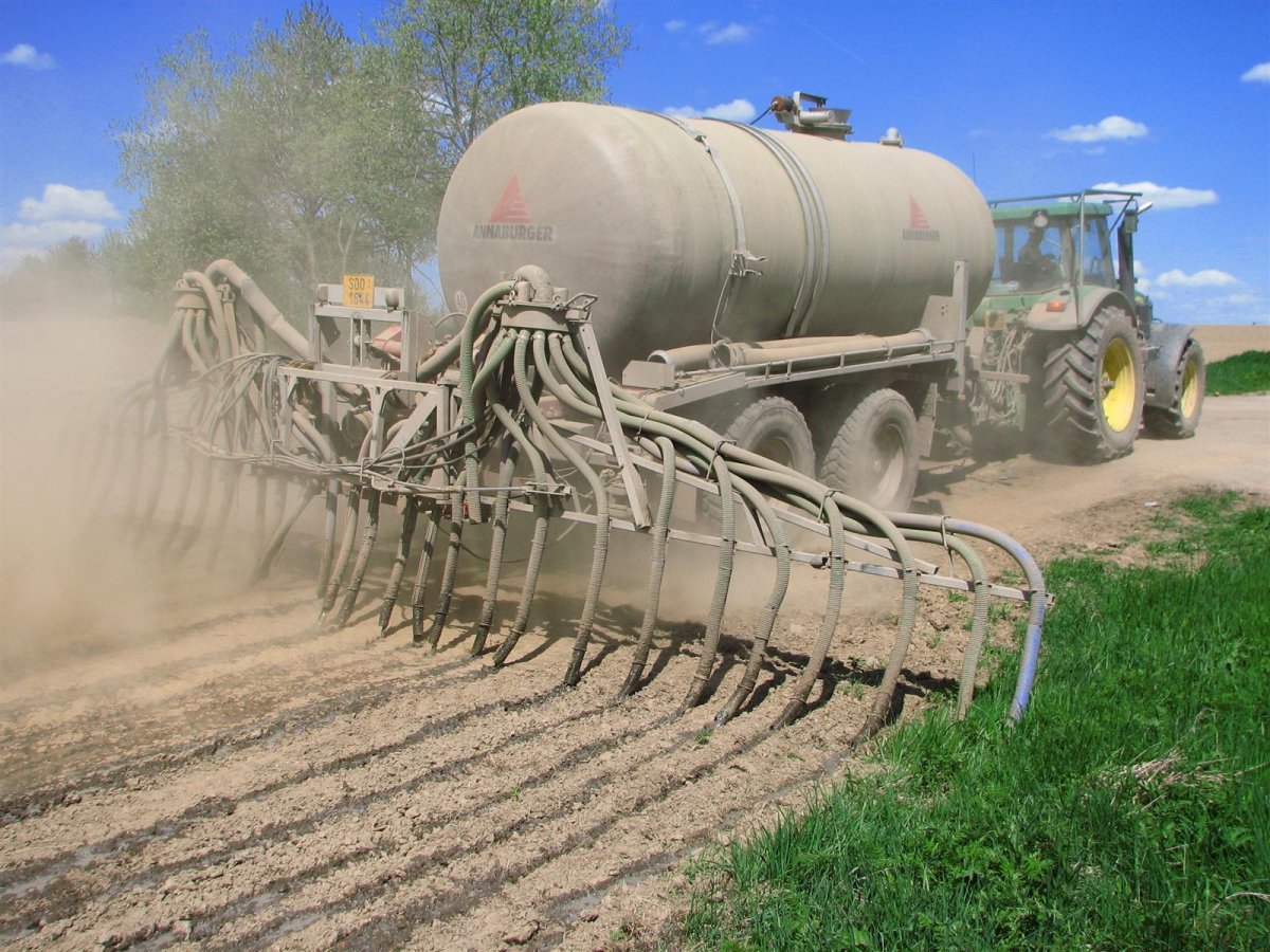 Внесение жидких органических удобрений в почву