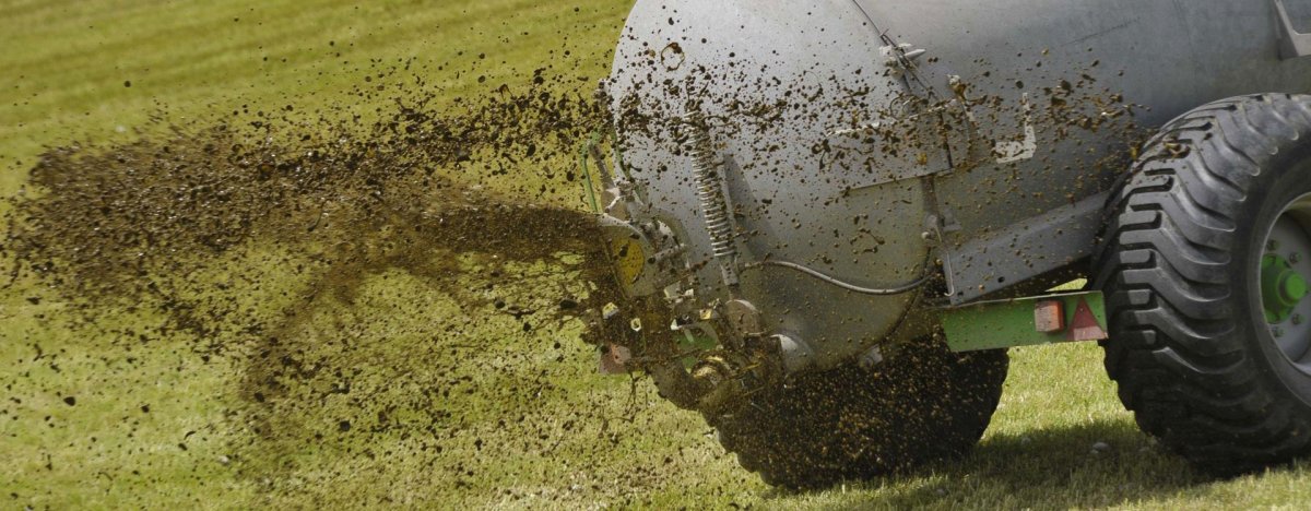 Внесение жидкого навоза в почву