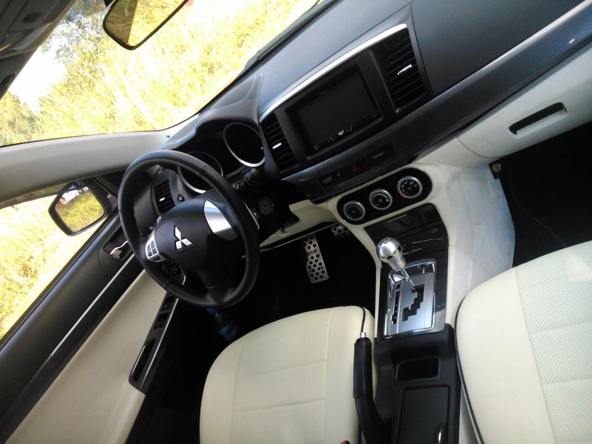 Лансер 10 белый салон