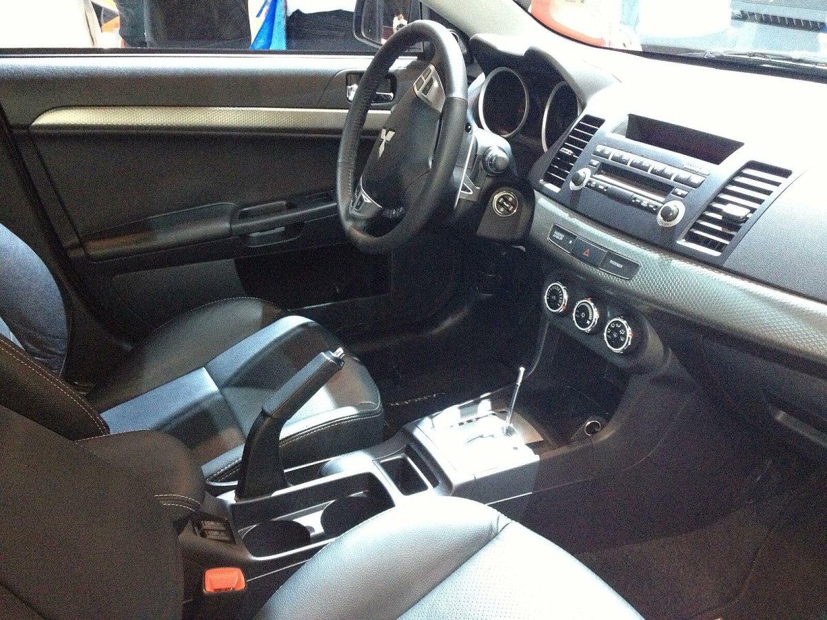 Оклейка матовой пленкой элементы салона BMW f30