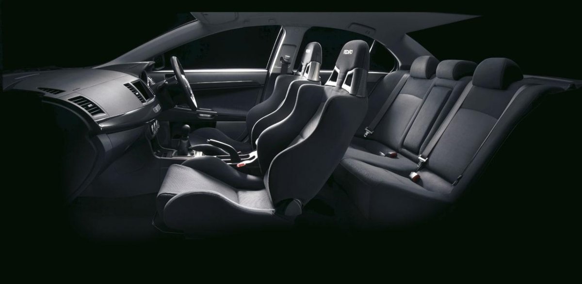 Мицубиси Лансер Эволюшн 11 салон