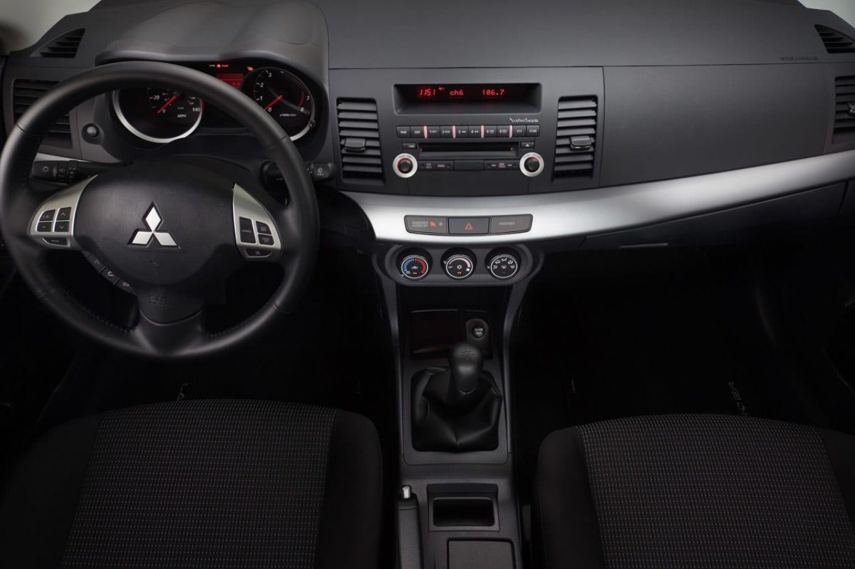 Митсубиши Лансер 10 салон