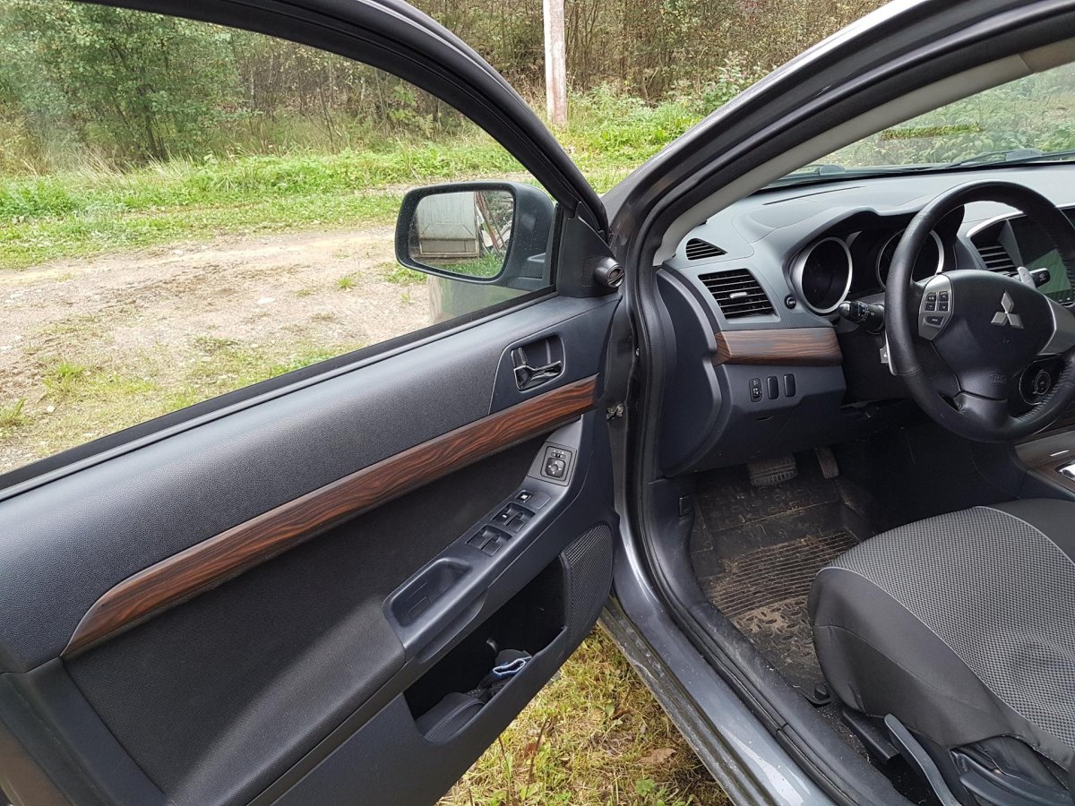 Лансер 10 салон дерево