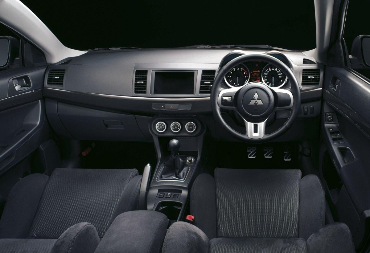 Mitsubishi EVO 10 салон