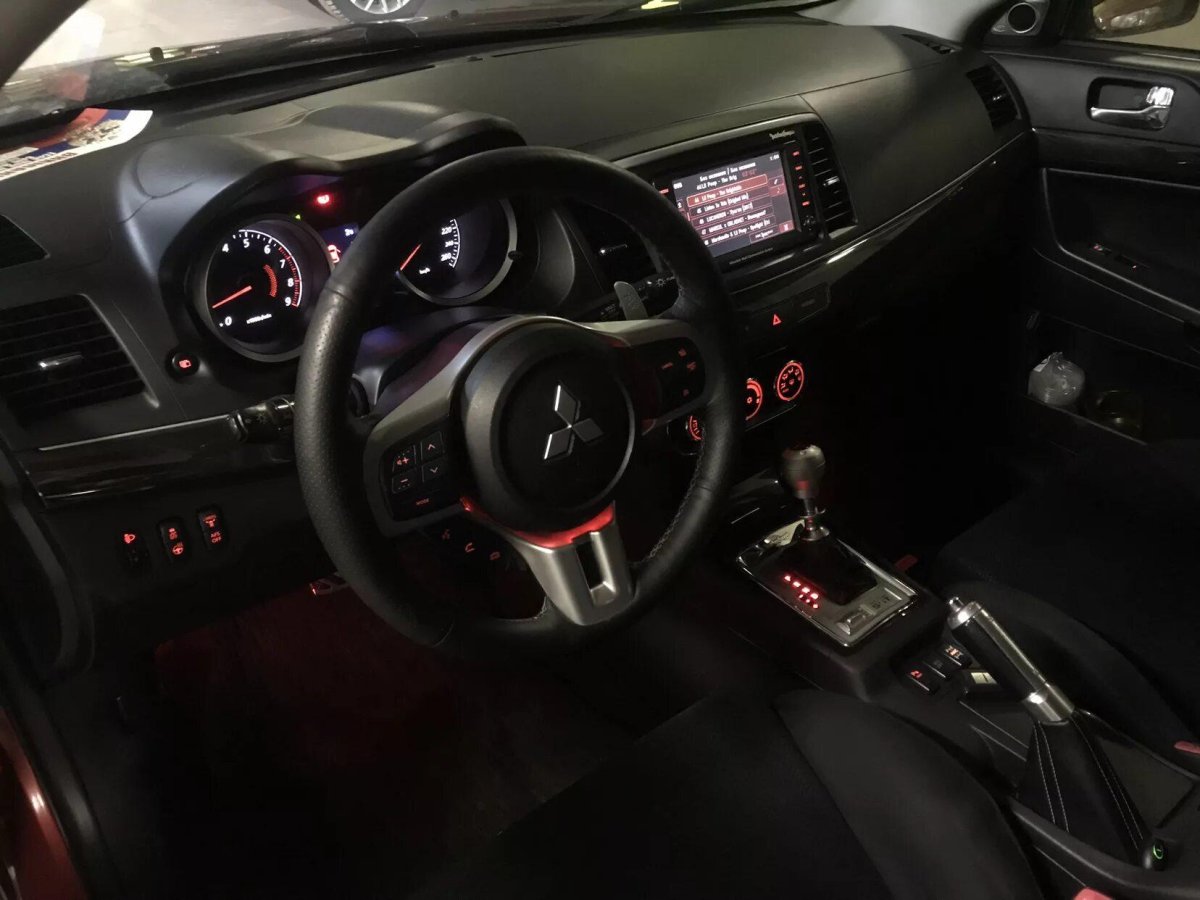 Митсубиси Лансер 10 черный салон