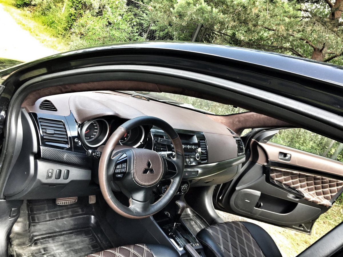 Лансер 10 коричневый салон