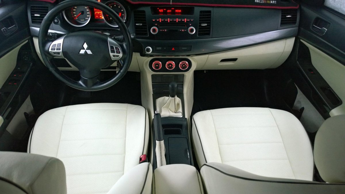 Lancer x белый салон