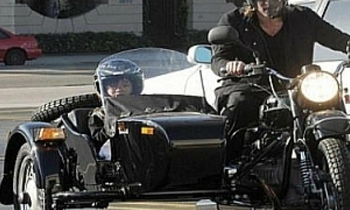 Брэд Питт на мотоцикле Урал