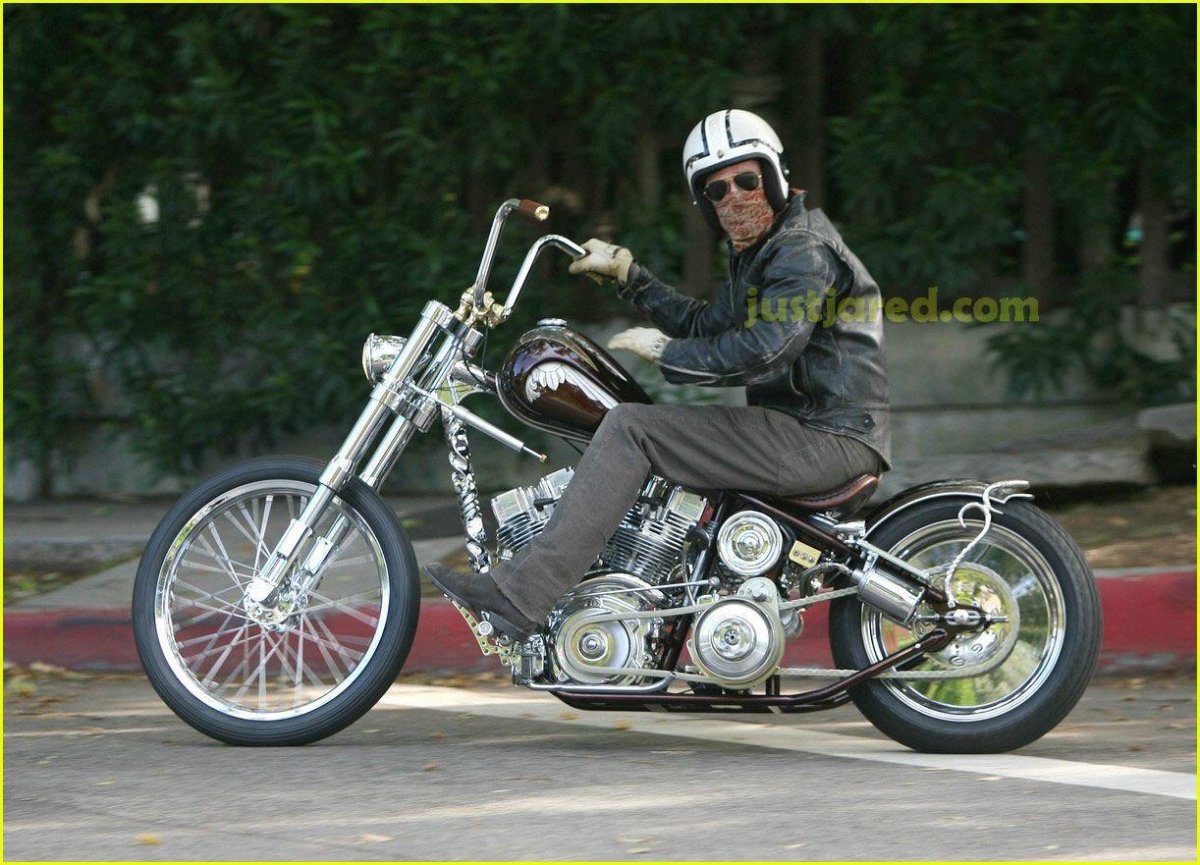 Брэд Питт на мотоцикле Урал