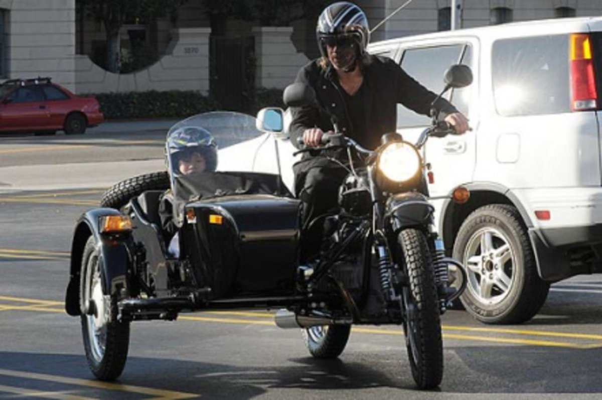 Брэд Питт на мотоцикле Урал