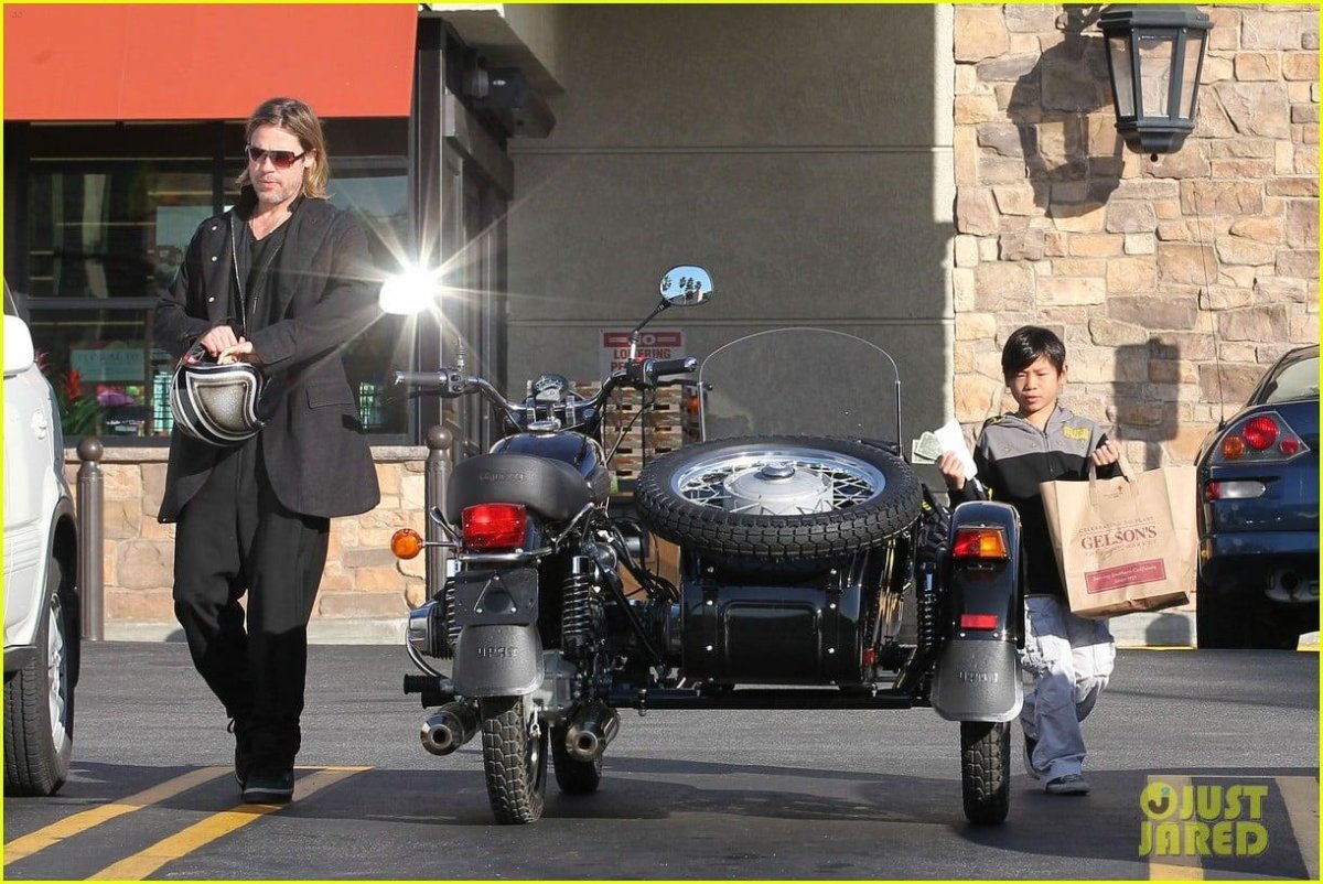 Брэд Питт на Урале с коляской