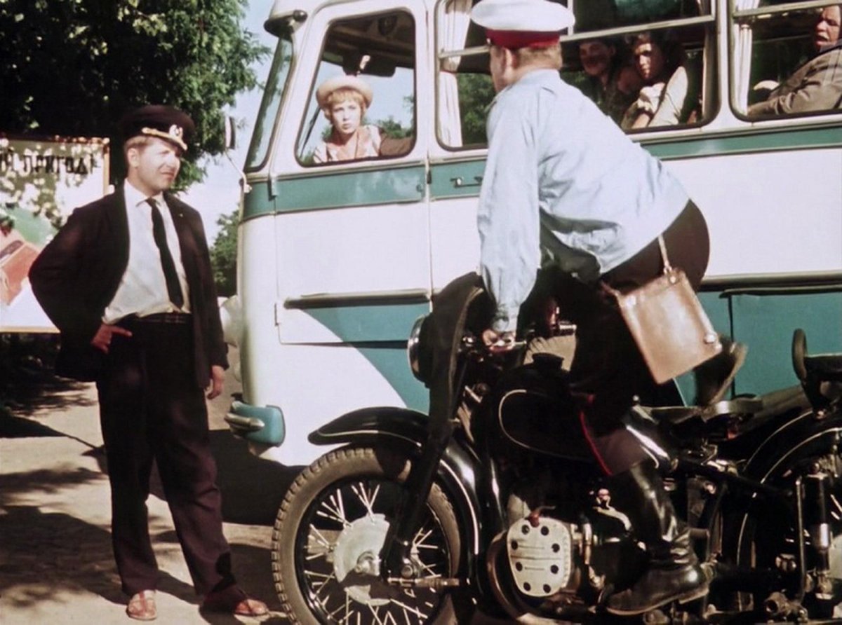 Королева бензоколонки фильм 1962 милиционер