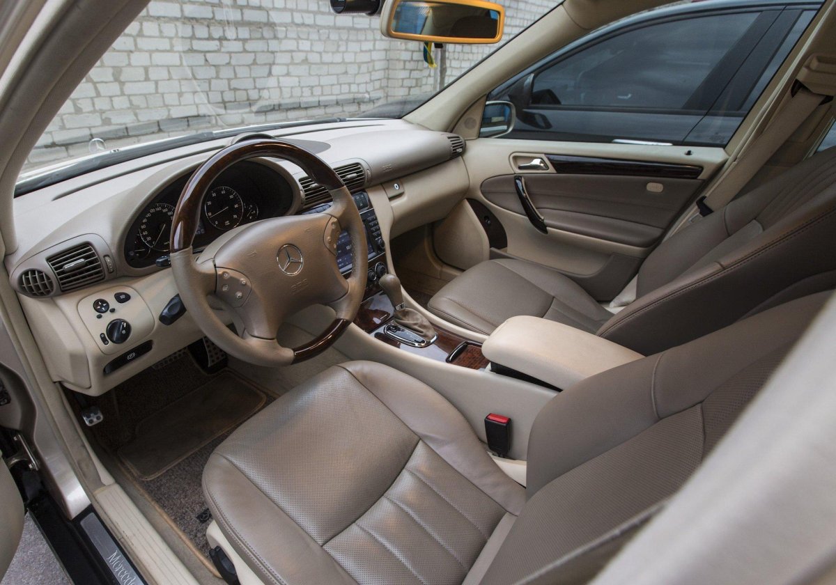 Мерседес Бенц а 200 салон