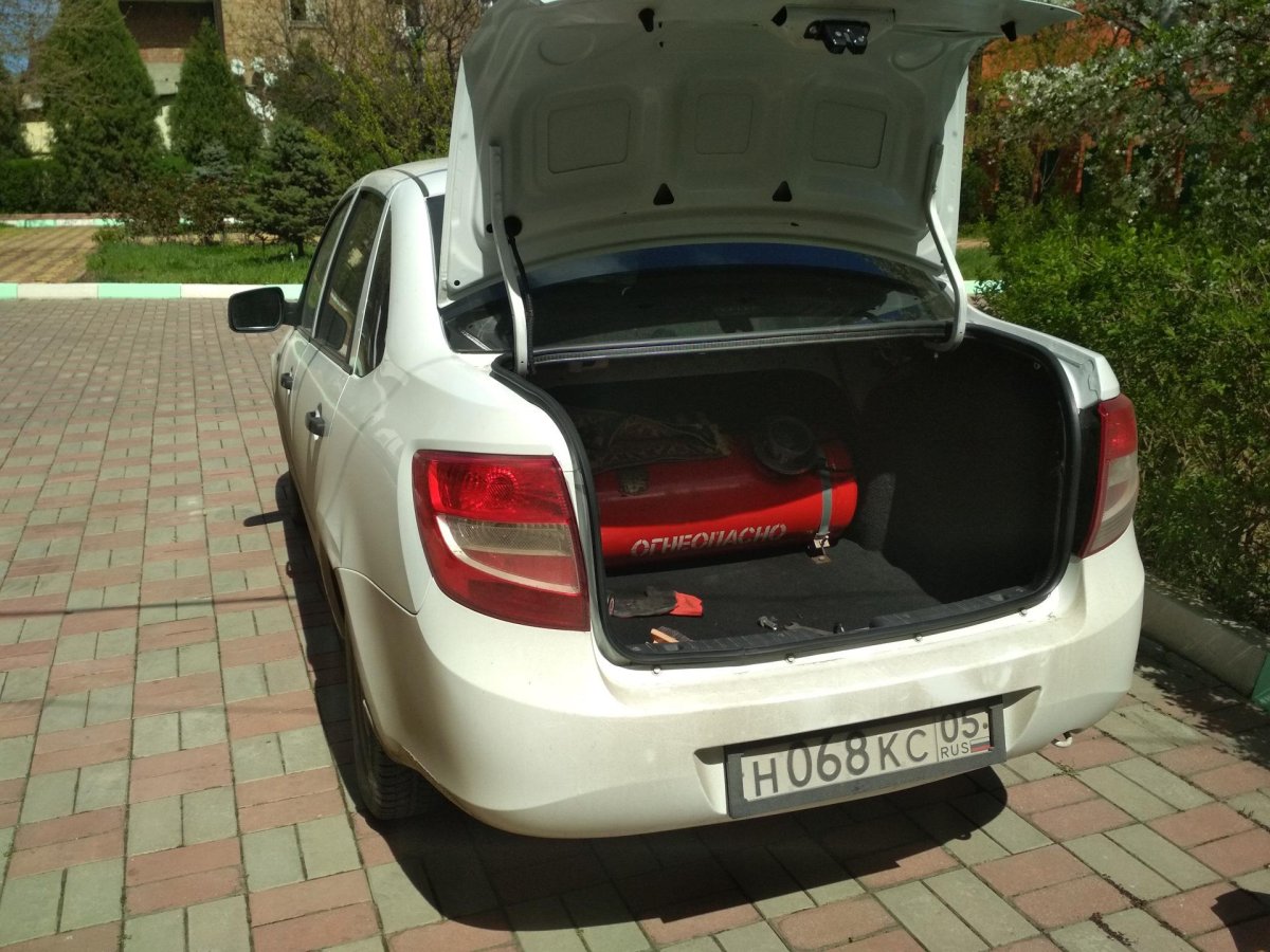 Лада Гранта седан открытый багажник