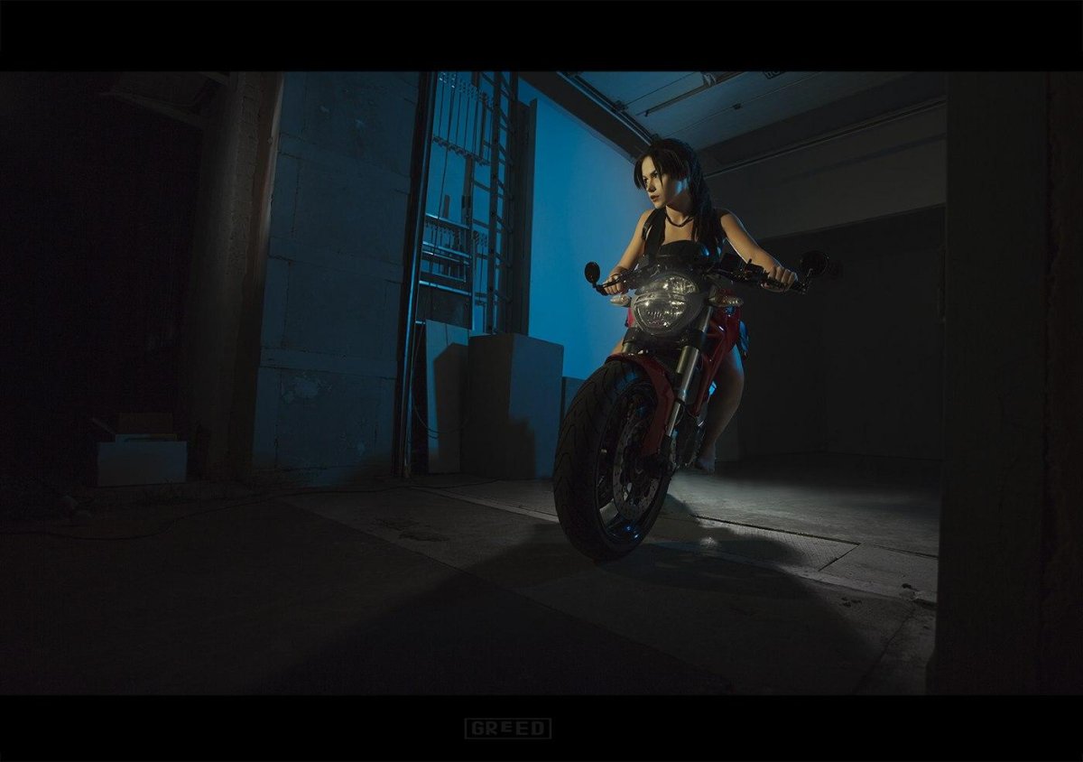 Лара Крофт на мотоцикле