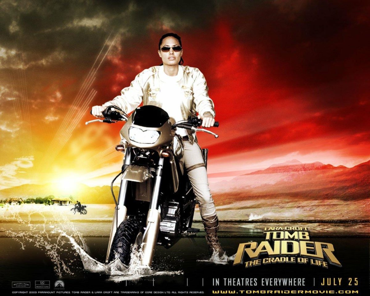 Лара Крофт Анджелина Джоли на мотоцикле