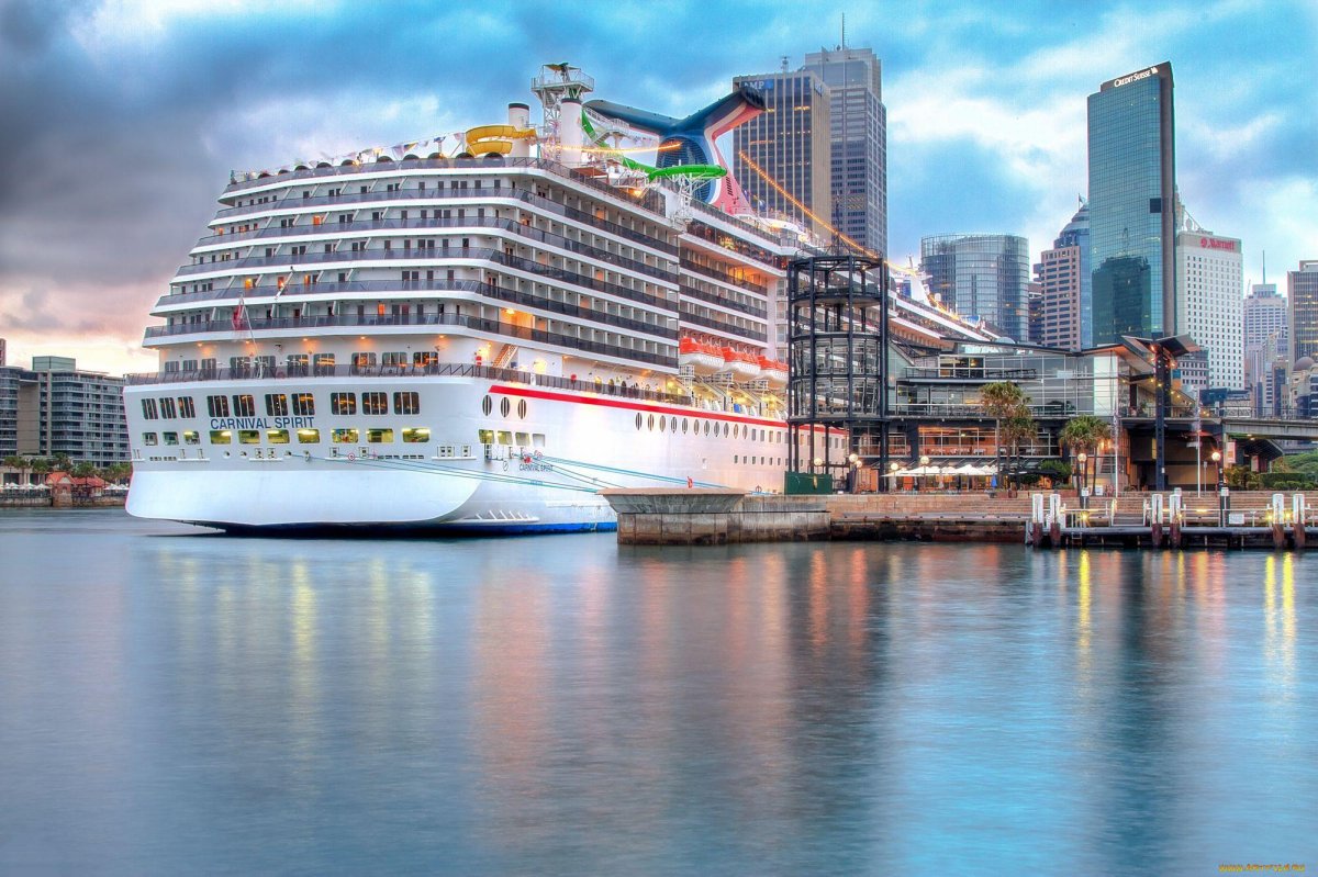 Круизный лайнер в городе