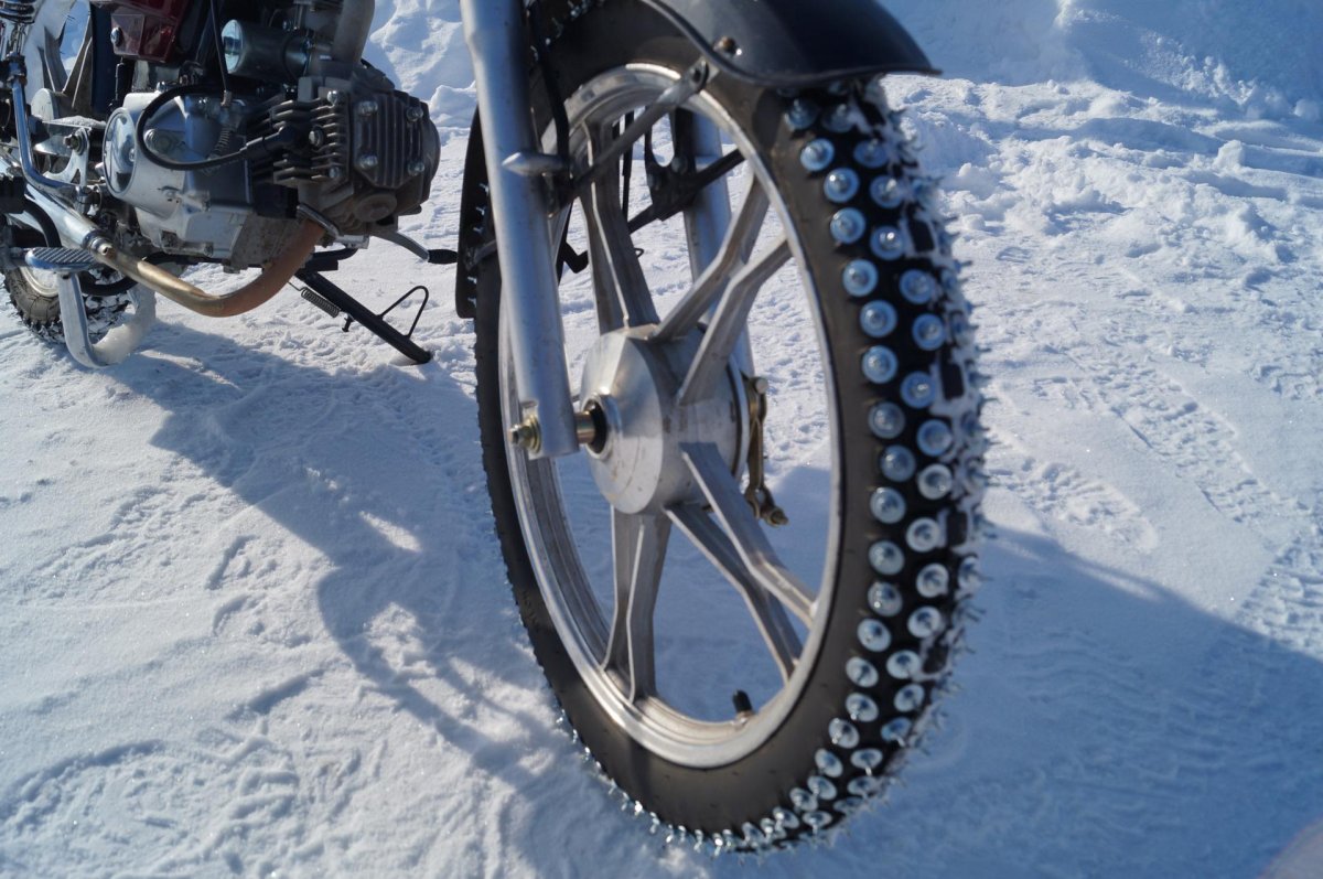 Шипованная резина на мопед Альфа