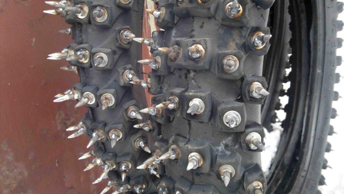 Шиповка моторезины саморезами