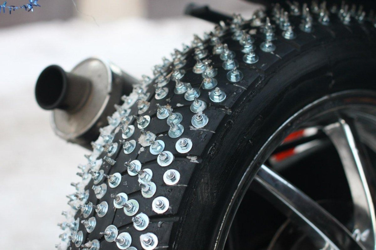 Шиповка мотоколеса саморезами