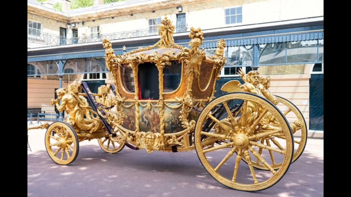Королевская карета с лошадьми