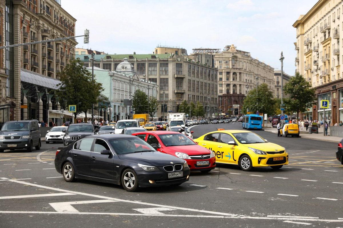 Машина на улице в России