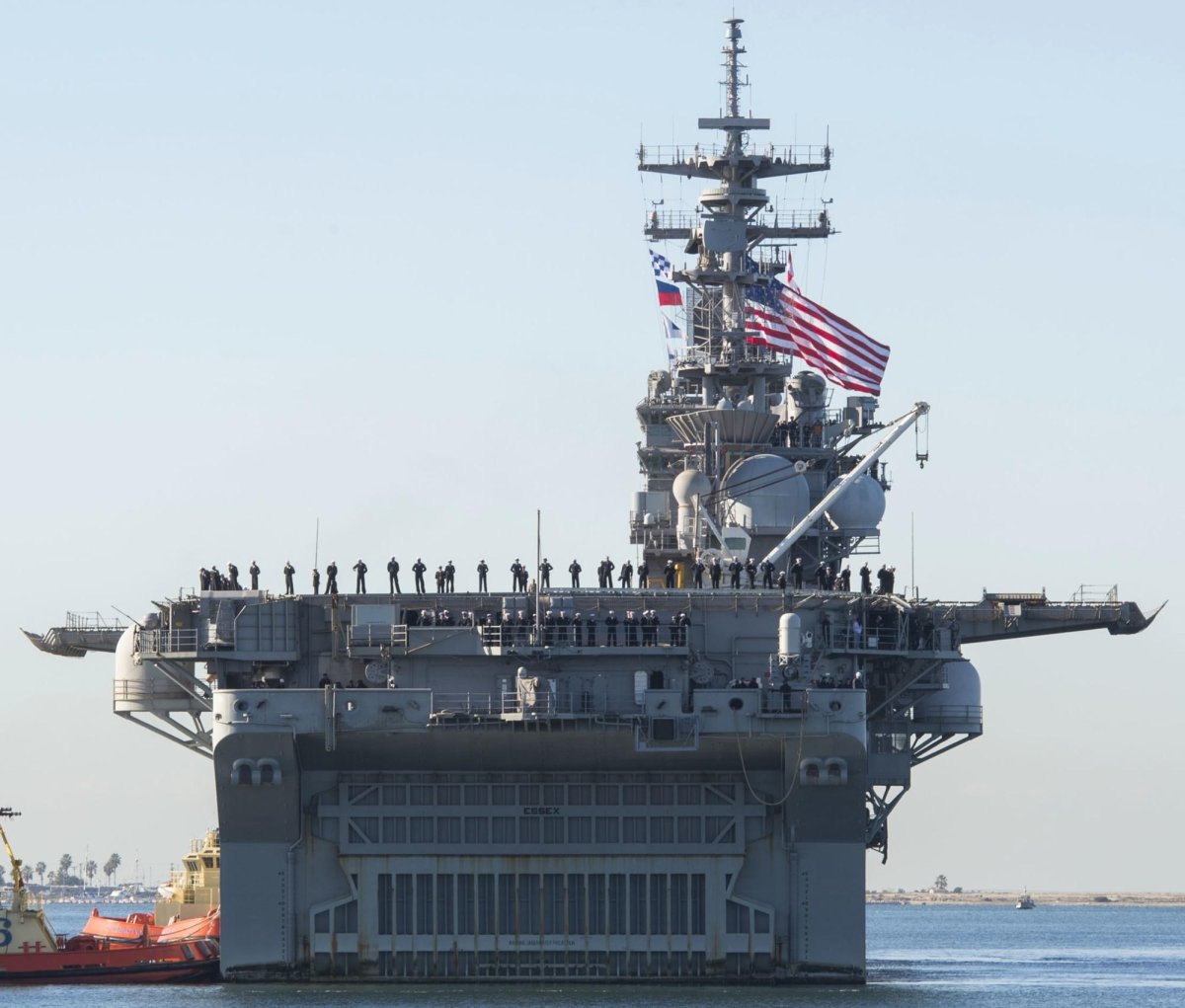 USS Essex (LHD-2) сбоку