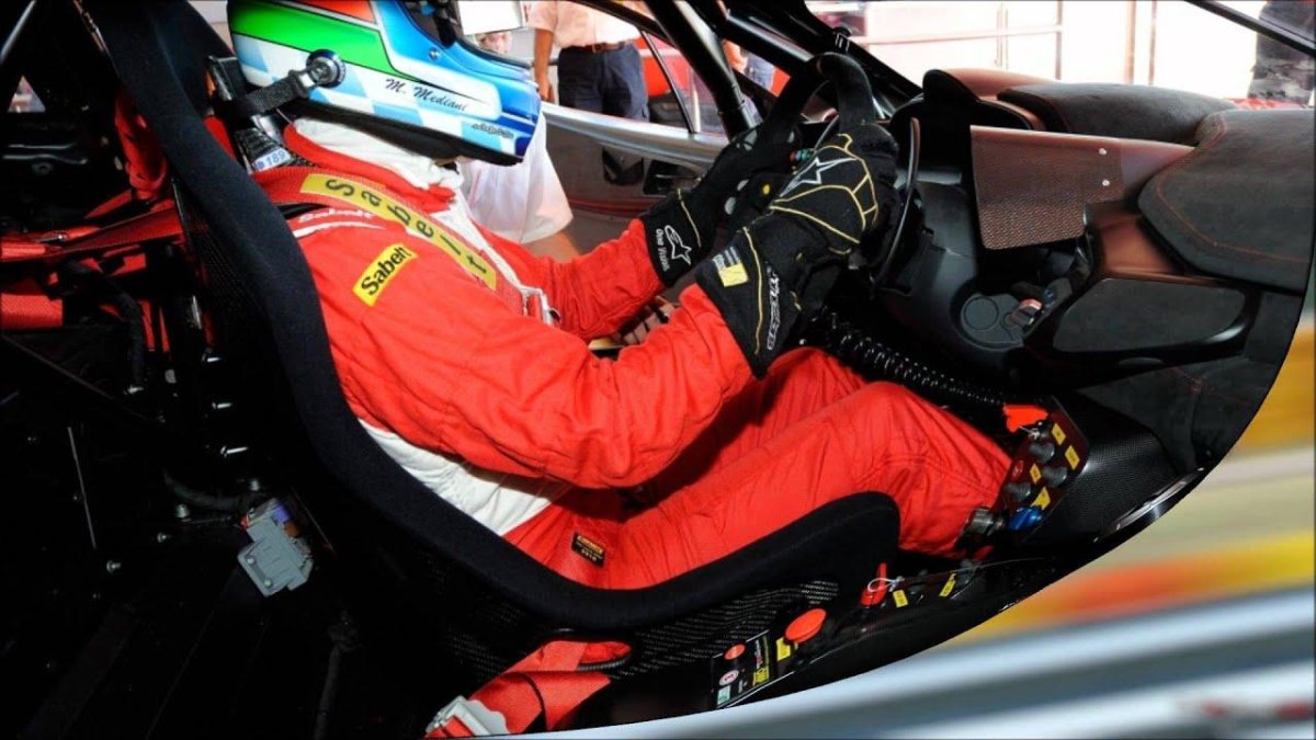 Гоночная машина внутри