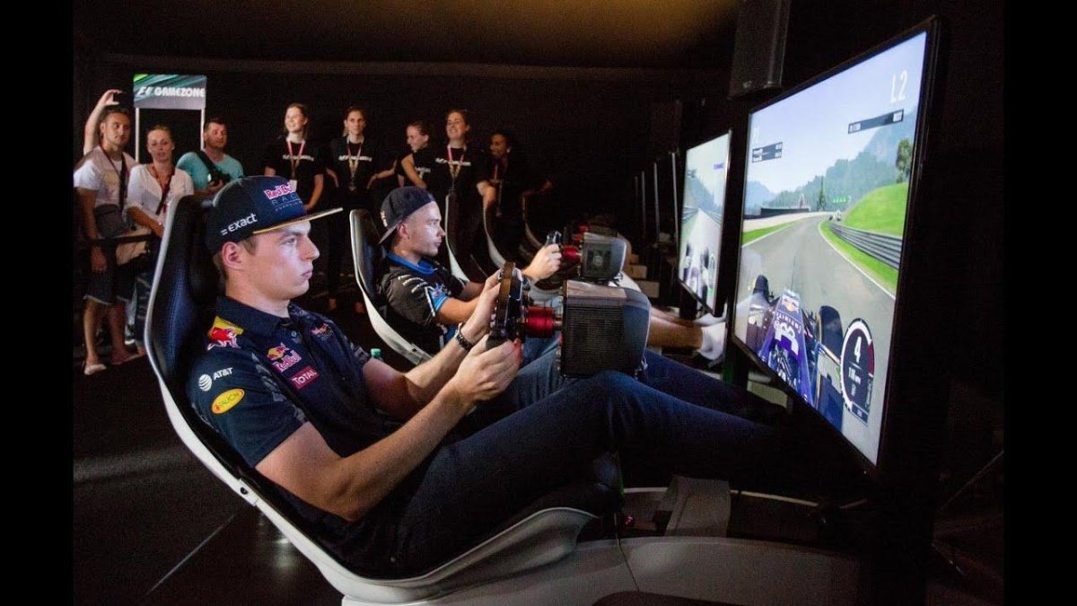 Макс Ферстаппен на симуляторе