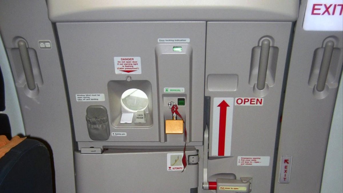 Аварийная дверь самолета Боинг 737