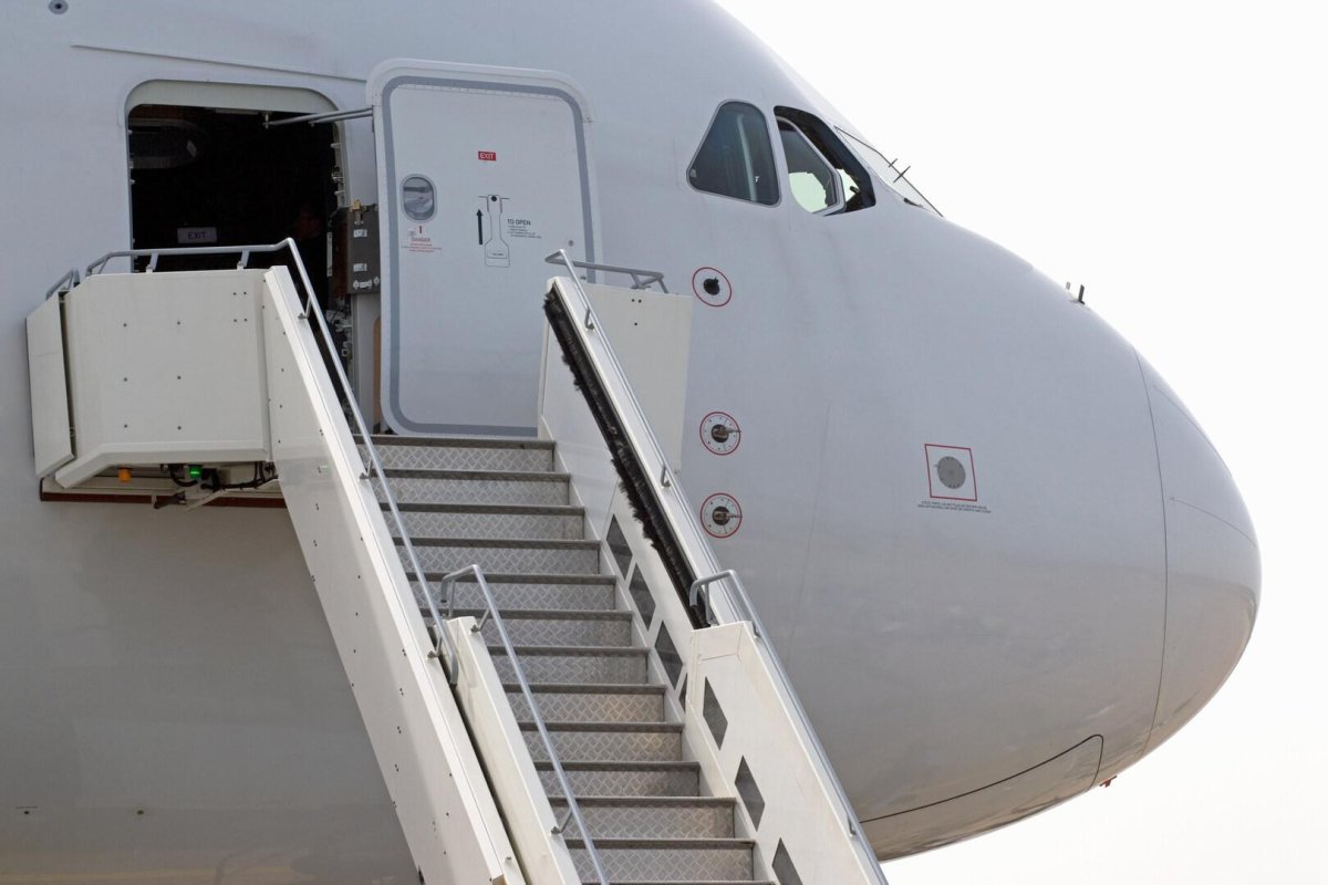 Дверь самолета