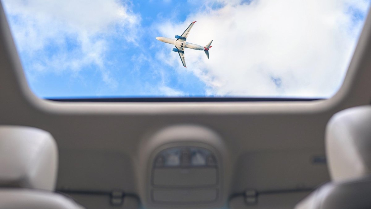 Аварийный люк в самолете